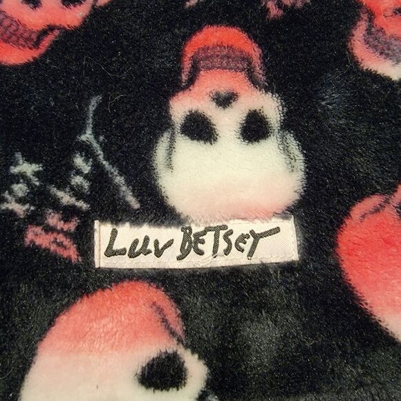 Love Betsey By Betsey Johnson Fleece Throw Black w/ Skulls 5'3" X 4'1" - Picture 3 of 6